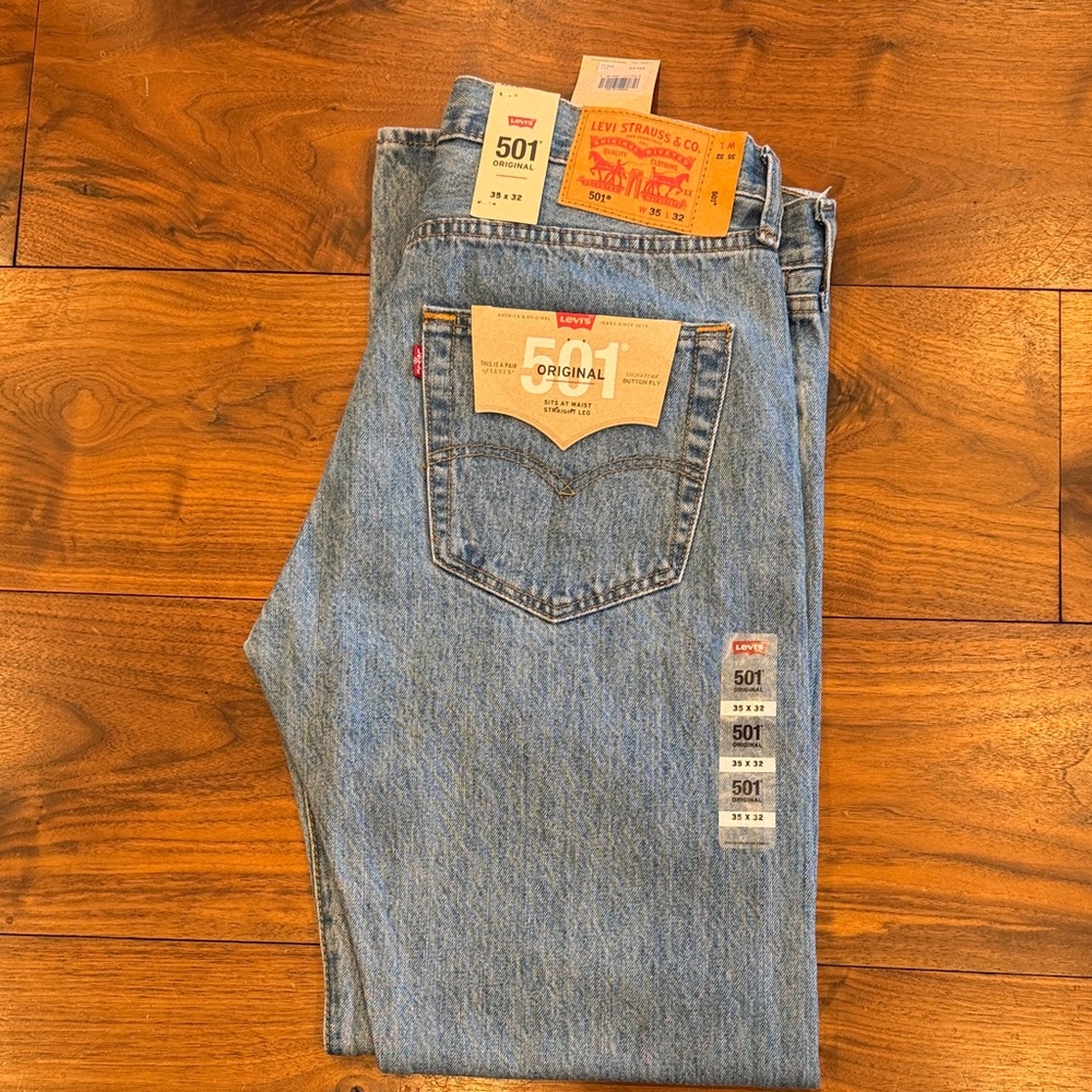 Levi's Classic Straight Fit Light Blue Jeans brand new